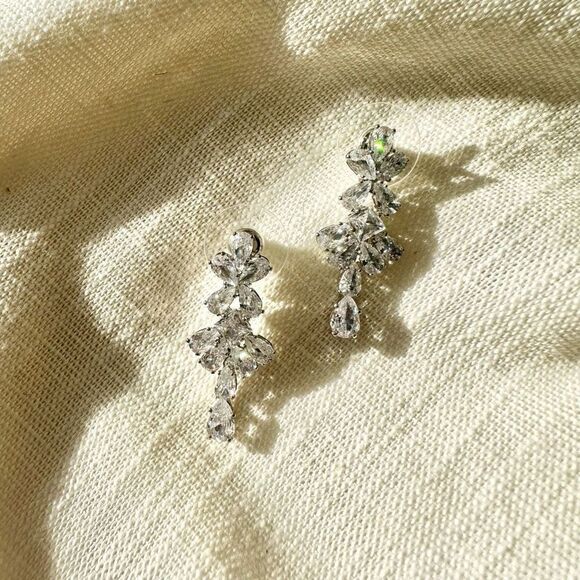 Sparkly cubic zirconia dangle earrings - Picture 1 of 4